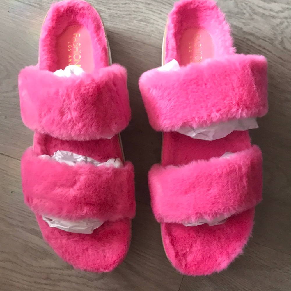 Pink soft platform slides 💖